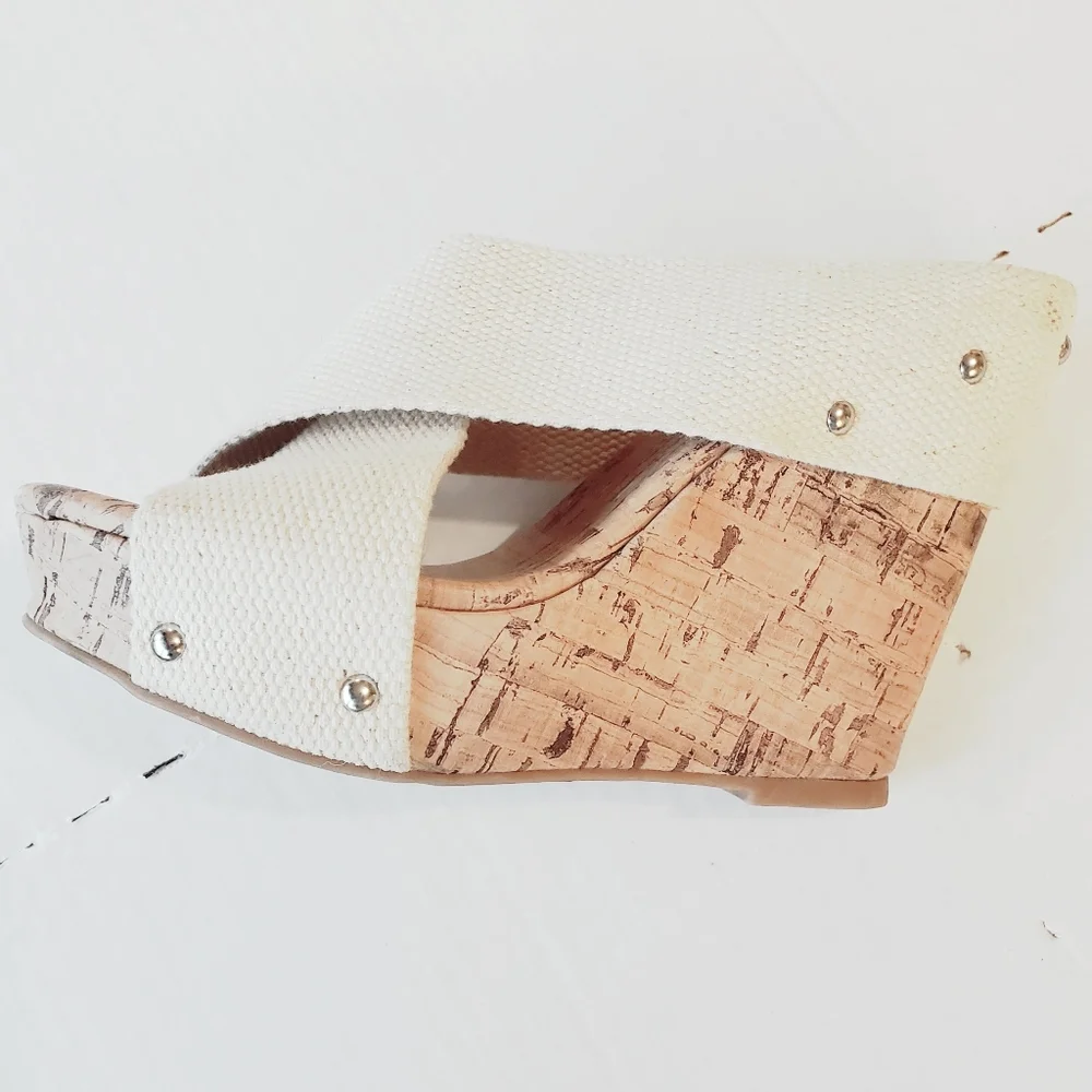 New! MoMo Wedge